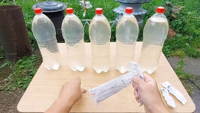 Капельный полив своими руками очень простой из пластиковых бутылок и иголок.