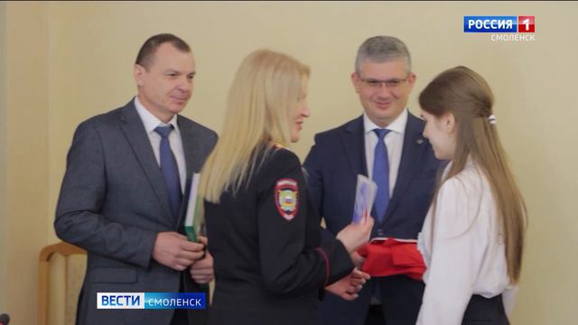 Особо отличившиеся смоленские школьники получили первые паспорта-ГТРК