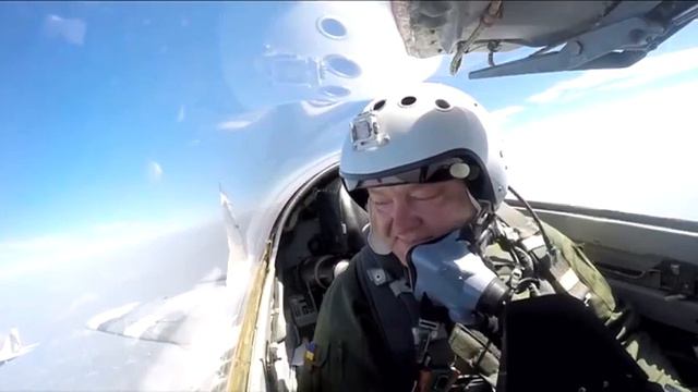 Хохлы обнародовали видео с первым летчиком прибывшим на ФУ-16😆

Я командор - красный нос: приём!
