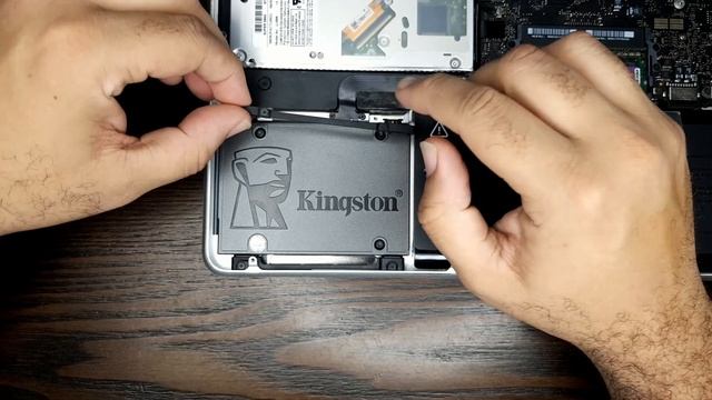 Como abrir y limpiar una macbook a1286, y cambio a ssd