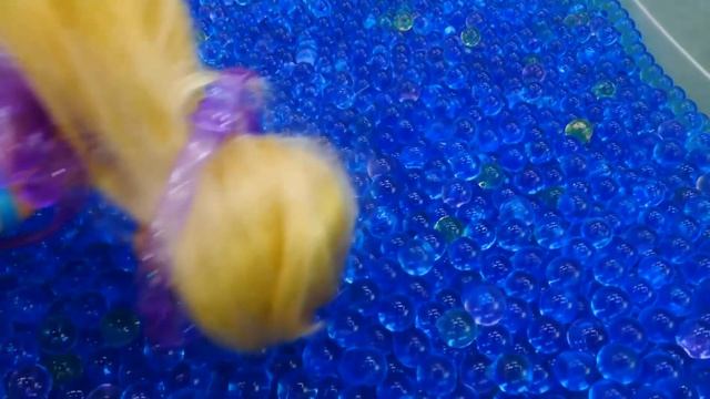 Мультики для девочек - Барби собирается на море - Видео про кукол