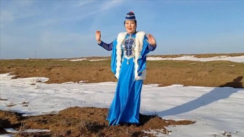 "Цаган Сар" - исп.солистка Районного Дома культуры Айса Прокушева