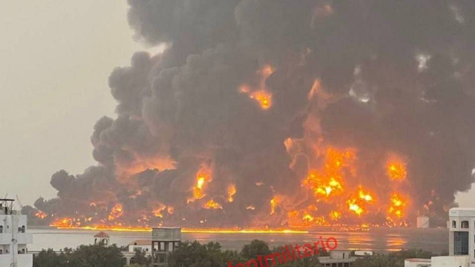 По сообщениям из Йемена, израиль атаковал нефтяные резервуары в районе порта Ходейда