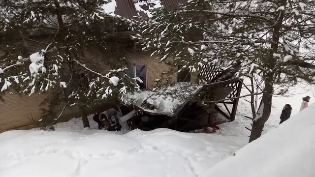 На базе отдыха «Наша поляна» в Челнах снег сошёл с крыши дома: пострадали люди