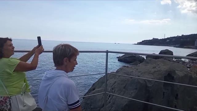 Ласпи, пляж пансионата Изумруд, Воронцовский парк в Алупке