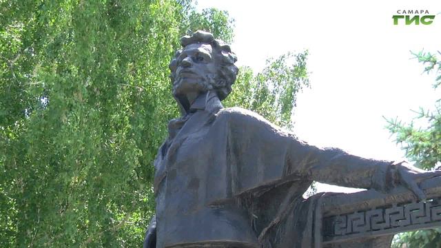 В Самаре возложили цветы к памятнику Александра Сергеевича Пушкина