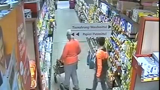 Очень ловкий воришка украл в магазине!!!!