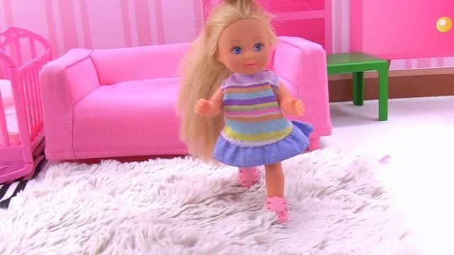 Кукла Барби идет к лучшей подружке. Видео для девочек