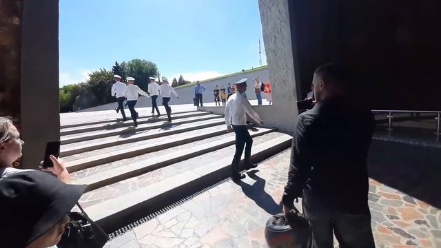 Беженцы из Мариуполя в Волгограде - Мамаев Курган - Музей-Панорама Сталинградская Битва