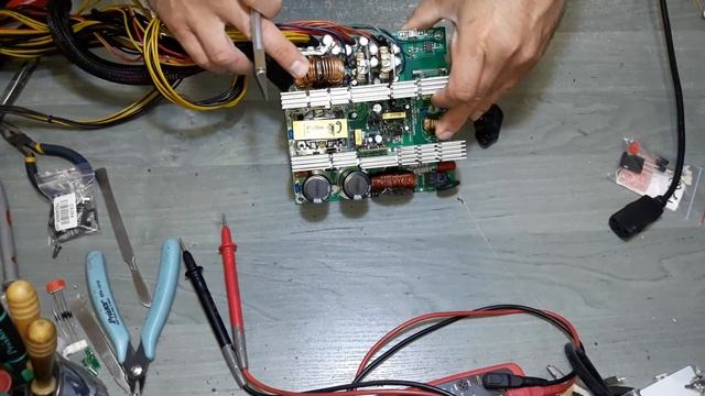 Харчоблок ATX 1600 Вт. з APFC та синхронними випрямлячами.