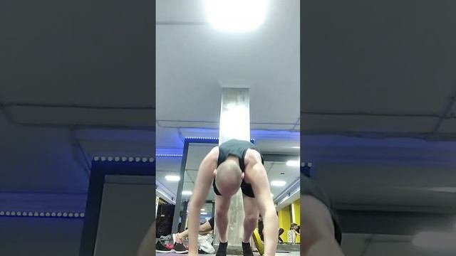 Отжимания с проходом и касанием плеч в планке. Отжимания от пола. Фитнес. Мышцы груди. Развитие сил