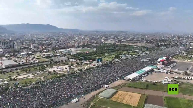 طائرة مسيرة ترصد عشرات آلاف اليمنيين يحتفلون بذكرى المولد النبوي في صنعاء