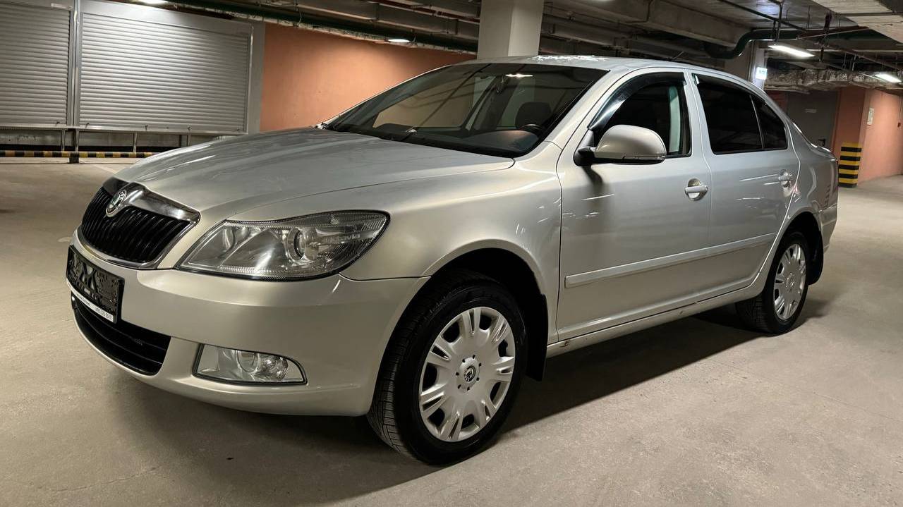 Skoda Octavia; 1,8 AT; 2011; Серый