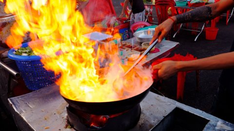 Представление уличных поваров на воке: гигантский жареный рис | Азиатская еда