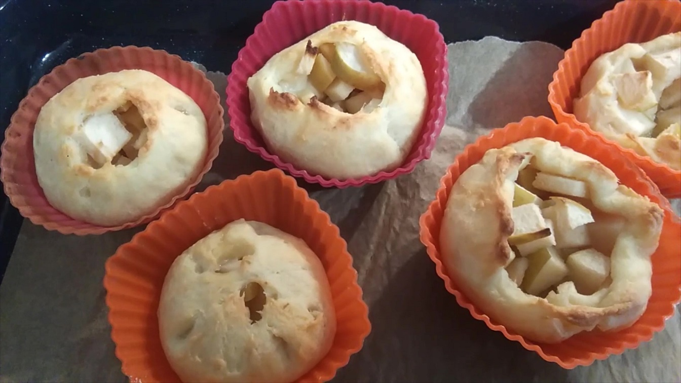 Готовим творожное тесто и печем пирожки с яблоком.mp4