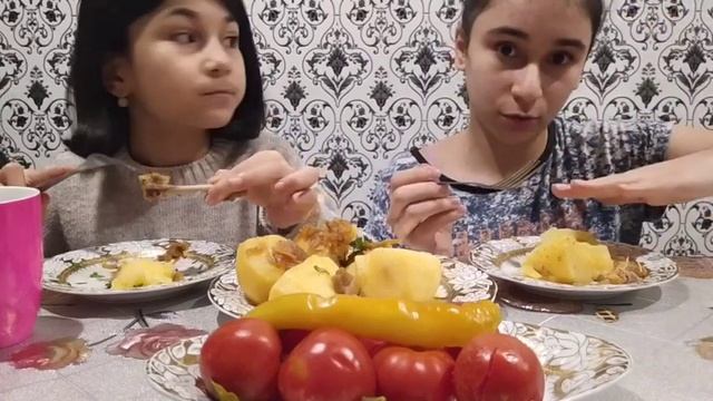 ФАКТЫ ПРО НАС | ДЕТСКИЕ ФОТО | МУКБАНГ КАРТОШКА С КУРИНОЙ ЗАЖАРКОЙ ??MUKBANG