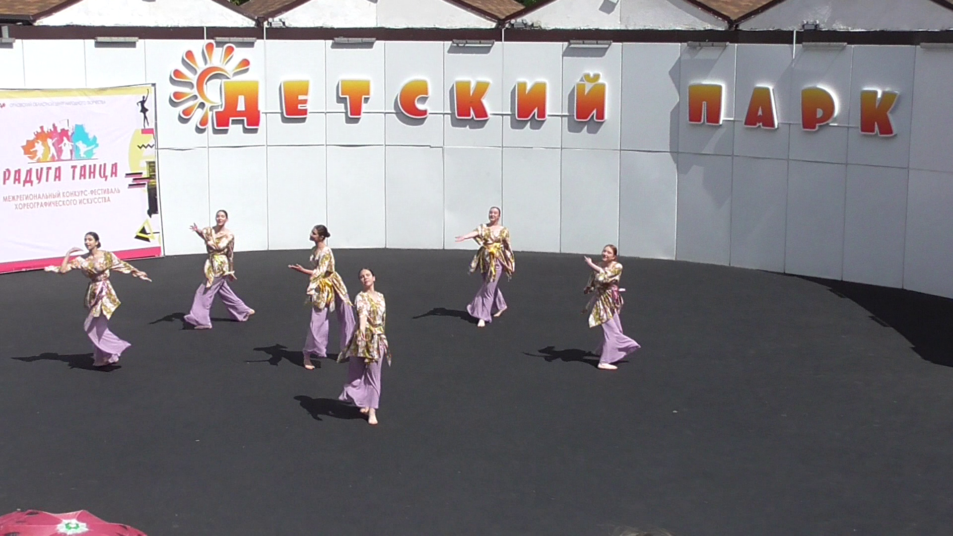 Сегодня 19 мая танцевальный коллектив танцевал танец в детском парке