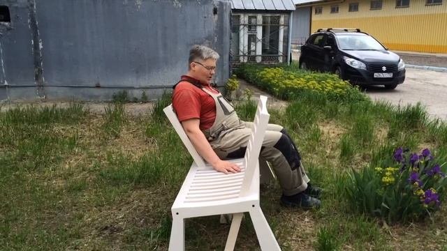 Дизайнерская скамейка качалка для сада и веранды из дерева
