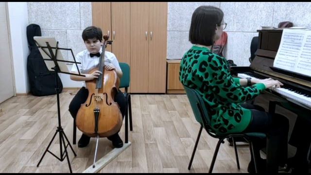 Новогодний мини-концерт Кочи Валентина (1 класс, виолончель)