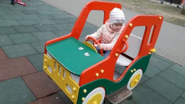 Гуляем с Беби Анабель на детской площадке.Видео для детей.