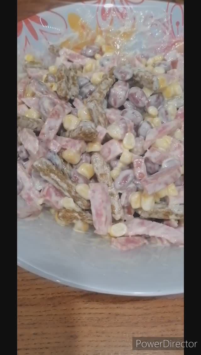 Салат с фасолью и сухариками