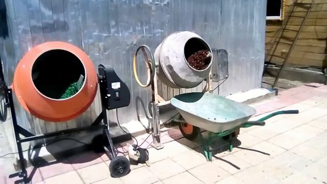 Окраска щебня в зеленый и коричневый цвет двумя бетономешалками.