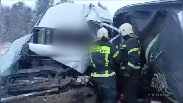 Спасателям Ивановской области пришлось доставать водителя из искореженной машины специнструментом
