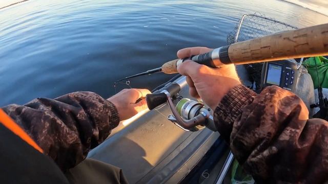 Простая рыбалка на Волге в выходной день. Рыбалка с лодки на бортовую удочку и спиннинг.
