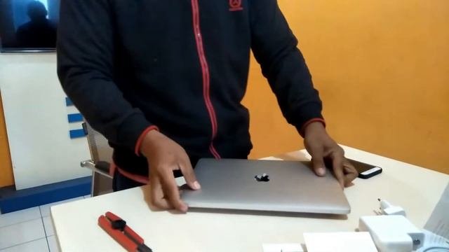 UNBOXING & Review Apple MacBook Pro 13 Inch 2018 Harga 19 Jutaan