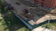 ЖК Юный экскаватор ломает временные бытовки