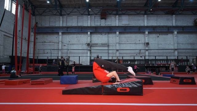 Как сделать кувырок вперед?