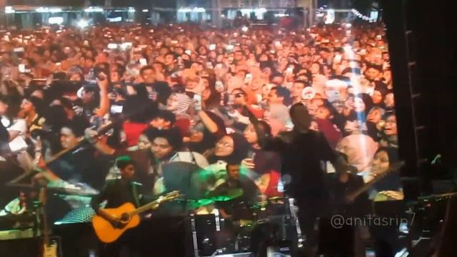 Tulus - Sepatu (Live in Diplofest Bandung)