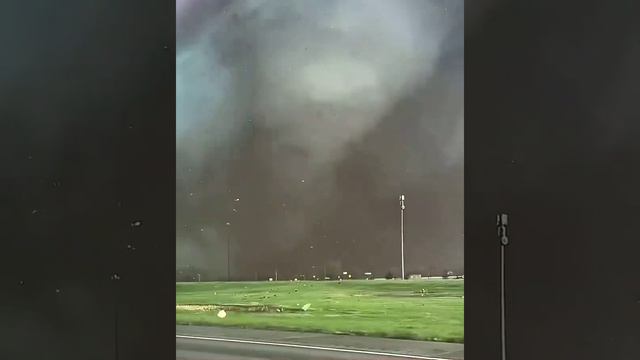 😱🇺🇸Массивный торнадо приближается к 300-тысячному городу Линкольн, штат Небраска, США