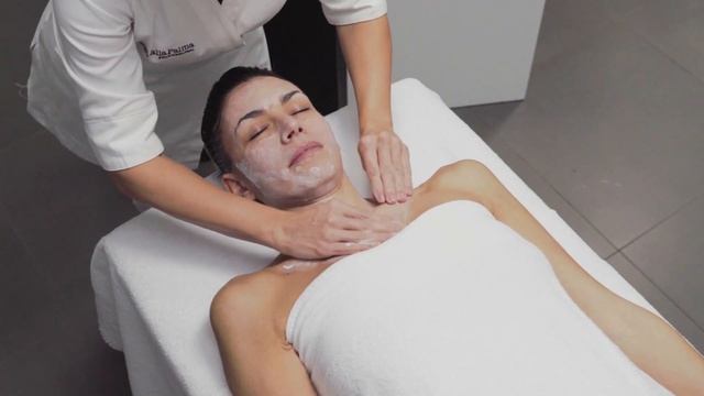 Очищающее молочко на основе мицеллярной воды Micellar Cleansing Milk