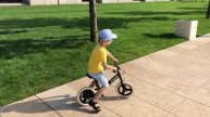Малыш играет с папой. Интересные прогулки с детьми