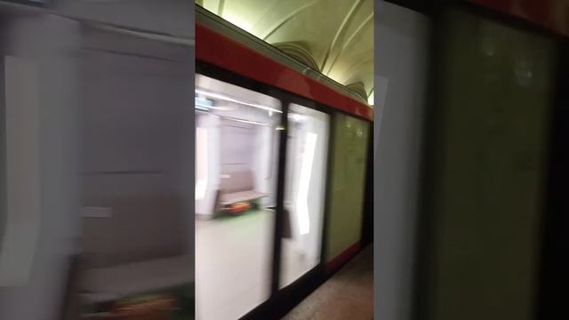 В метро на зелёной ветке новый поезд.