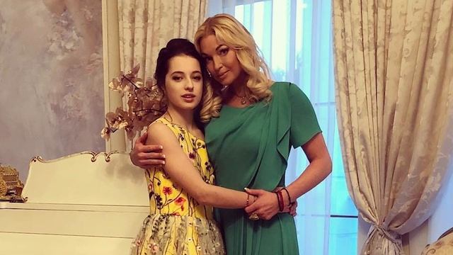Ноги от ушей! Дочь-подросток Волочковой поразила фанатов стильным взрослым образом на шпильках