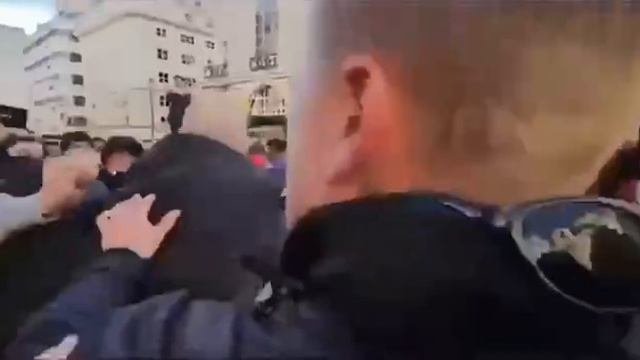 Лондон.

Сторонники Израиля нападают на сторонников Палестины.
