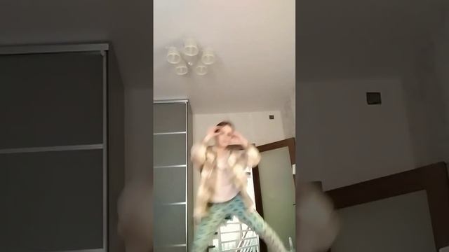 когда бабушка убирается мама не дома дедушка капает снег то я в это время отжигают