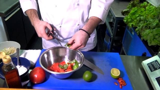 Рецепт салата с помидорами крем-сыром и ростками маш