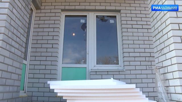 В Элисте неизвестные разбили окна в строящемся многоквартирном доме