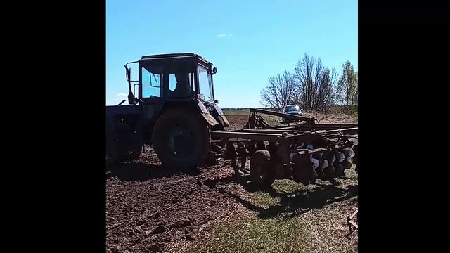 Тракторист Иван готовит землю под сев яровых, весна 2022.mp4