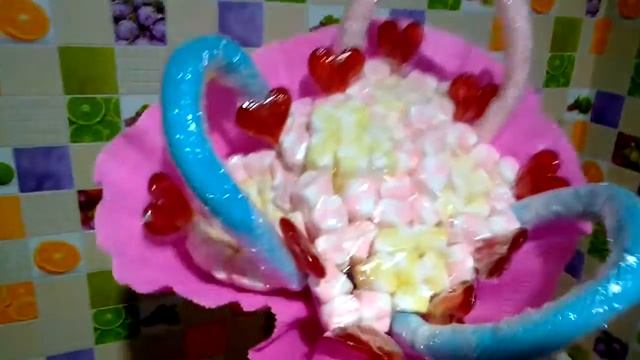 Сладкий букет из зефира Маршмэллоу. Композиция состоит из 70 зефирок.