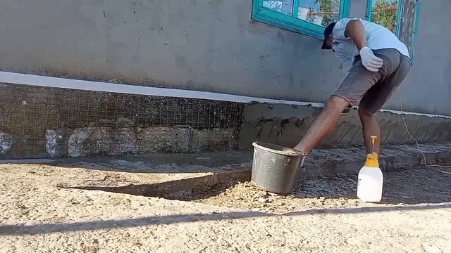 Облицовка цоколя декоративным камнем.