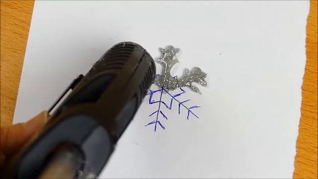 DIY: Новогодняя  LED гирлянда со снежинками из горячего клея.