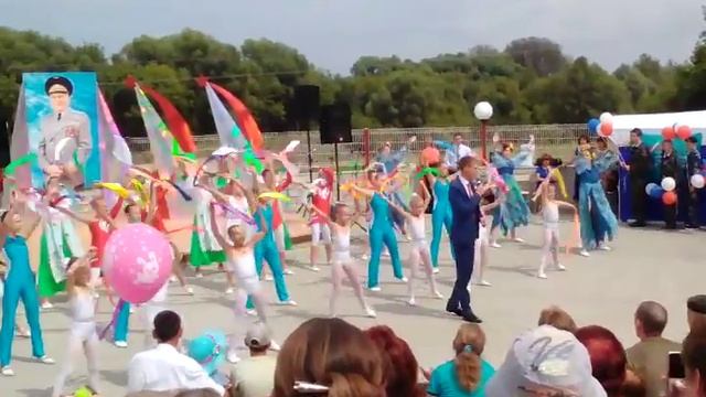 Танец под песню ,И сниться нам не рота космодрома,
