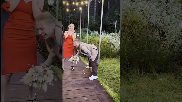 Как надо радоваться, когда поймала букет!