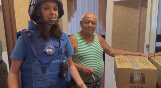 Гумкорпус Югры продолжает раздавать «коробки добра» жителям ДНР