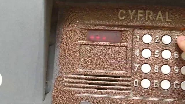 Как открыть домофон cyfral CCD 2094.1 со старой версии прошивки 2.6 снимаю в 8 этажном доме