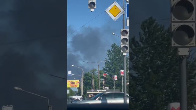 В Харькове сильный пожар на производственном предприятии, сообщил мэр города.